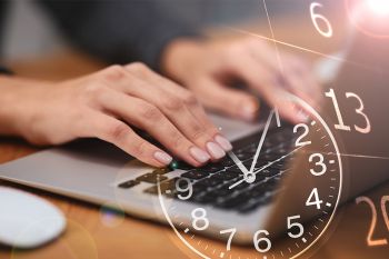 © New Africa - stock.adobe.com Foto: Hände tippen auf Laptop Tastatur