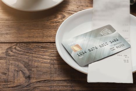 Foto: Kreditkarte auf Teller